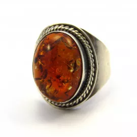 Stříbrný prsten s jantarem