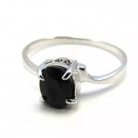 Stříbrný prsten se safírem