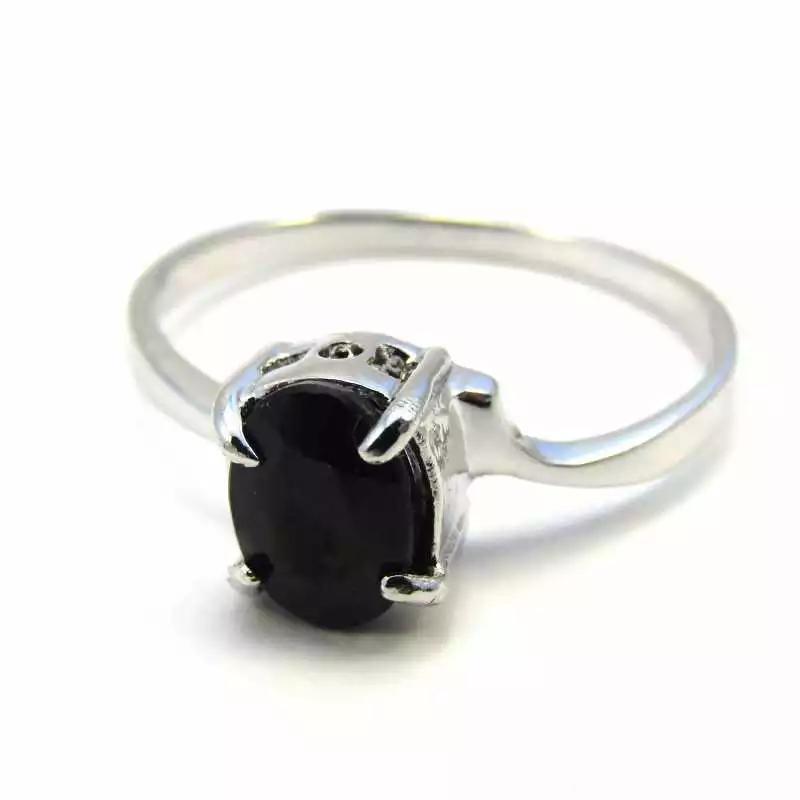 Stříbrný prsten se safírem