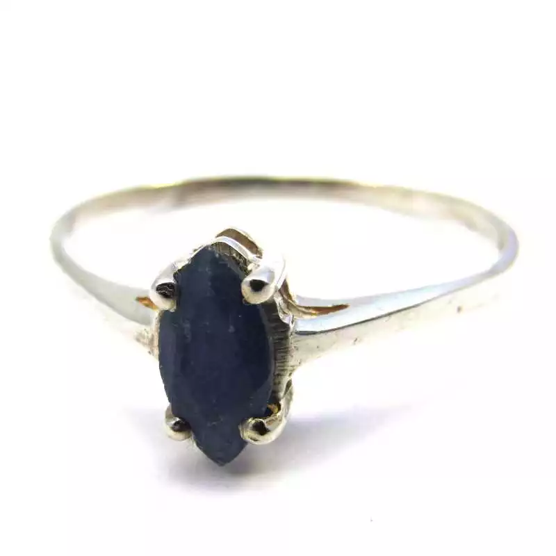 Stříbrný prsten se safírem