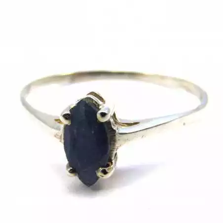 Stříbrný prsten se safírem