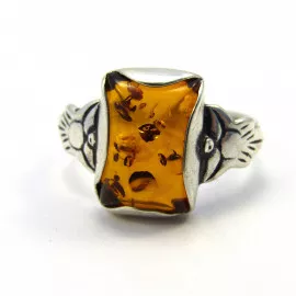 Stříbrný prsten s jantarem