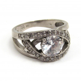 Stříbrný prsten s křišťály