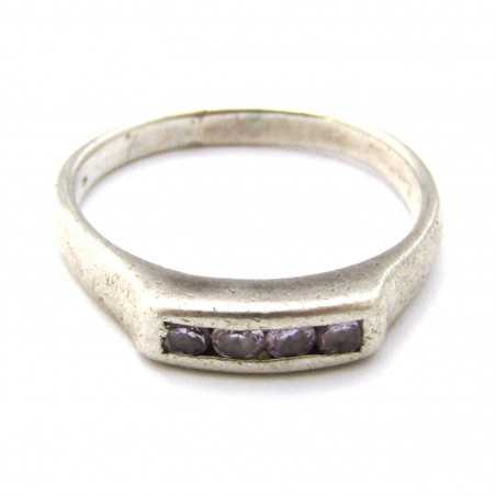 Stříbrný prsten s bílými topazy