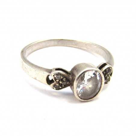 Stříbrný prsten s křišťály