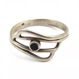 Stříbrný prsten se safírem