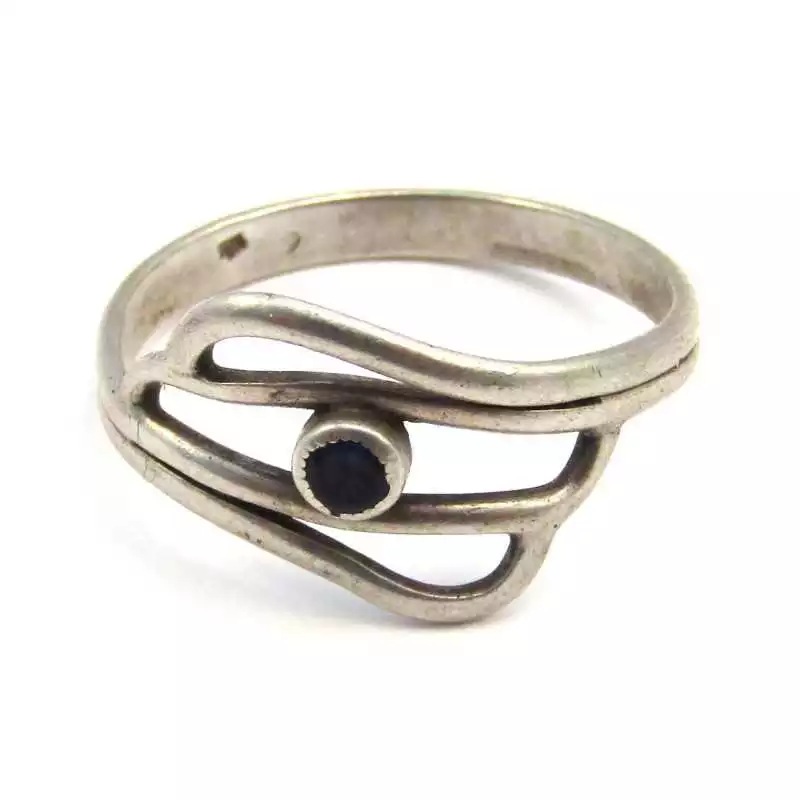 Stříbrný prsten se safírem