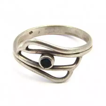 Stříbrný prsten se safírem