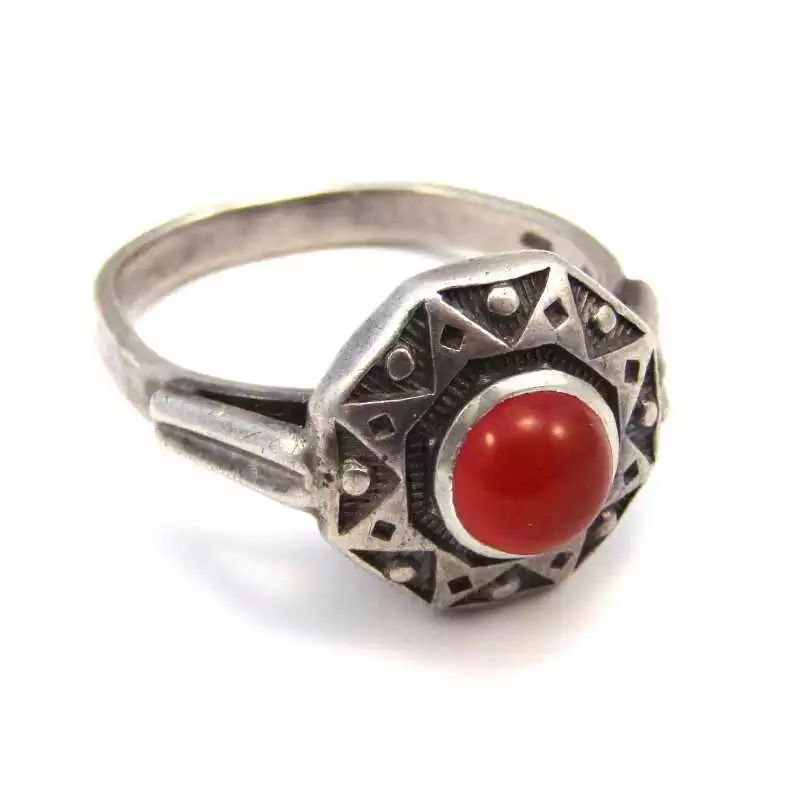 Stříbrný prsten s karneolem