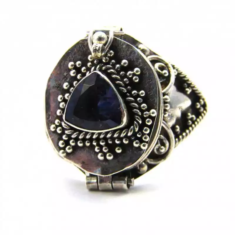 Stříbrný jedový prsten s iolitem