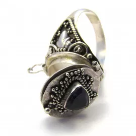 Stříbrný jedový prsten s iolitem