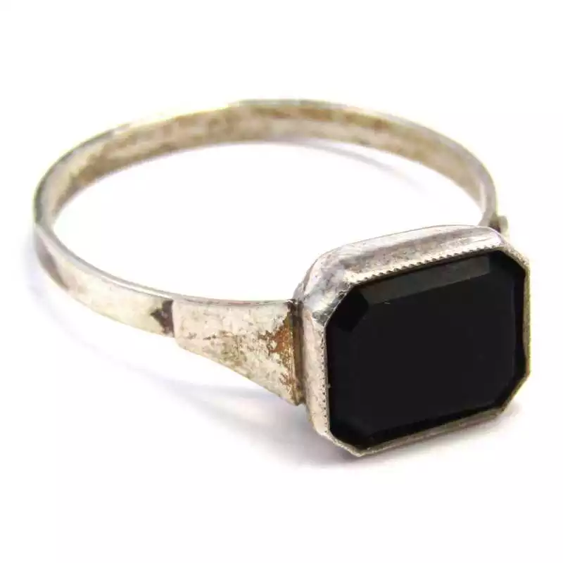 Stříbrný prsten s onyxem