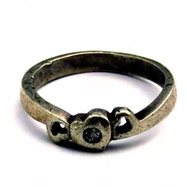 Stříbrný prsten s bílým safírem