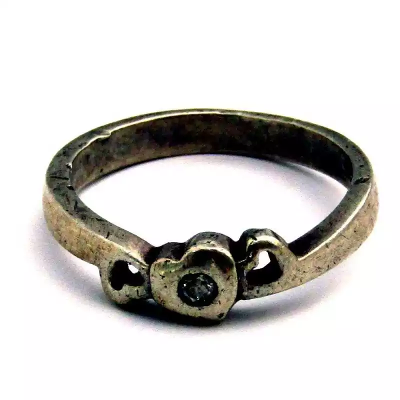 Stříbrný prsten s bílým safírem