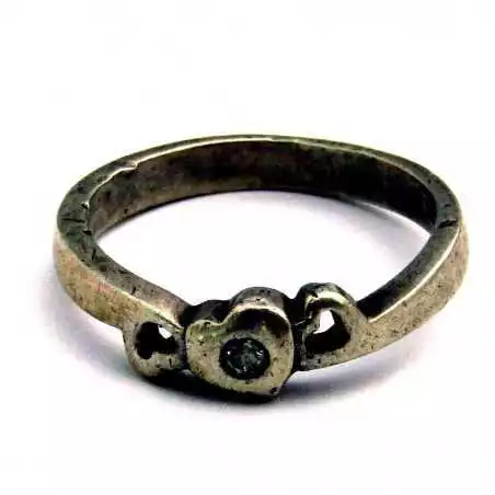 Stříbrný prsten s bílým safírem