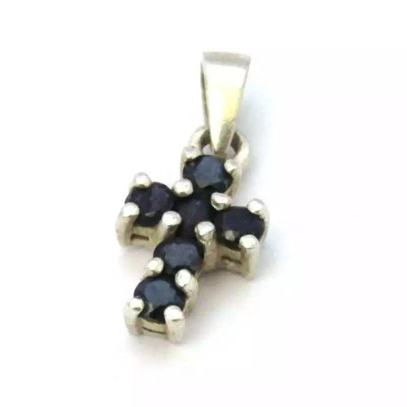 Stříbrný přívěsek kříž se safíry