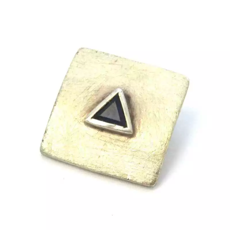 Stříbrný přívěsek se safírem