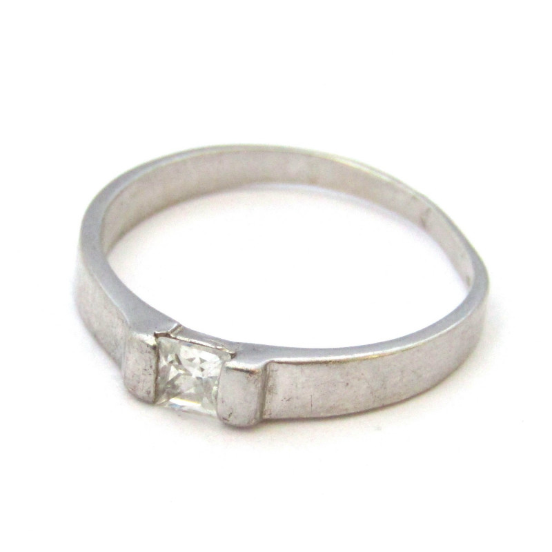 Stříbrný prsten s křišťálem