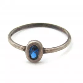 Stříbrný prsten se safírem