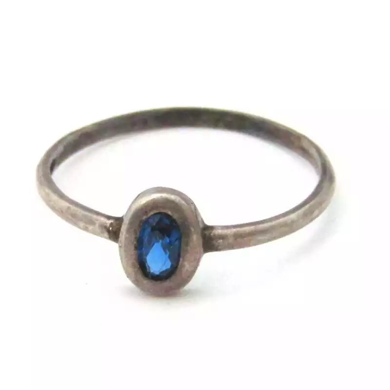 Stříbrný prsten se safírem