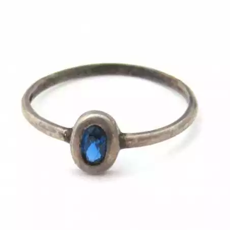 Stříbrný prsten se safírem