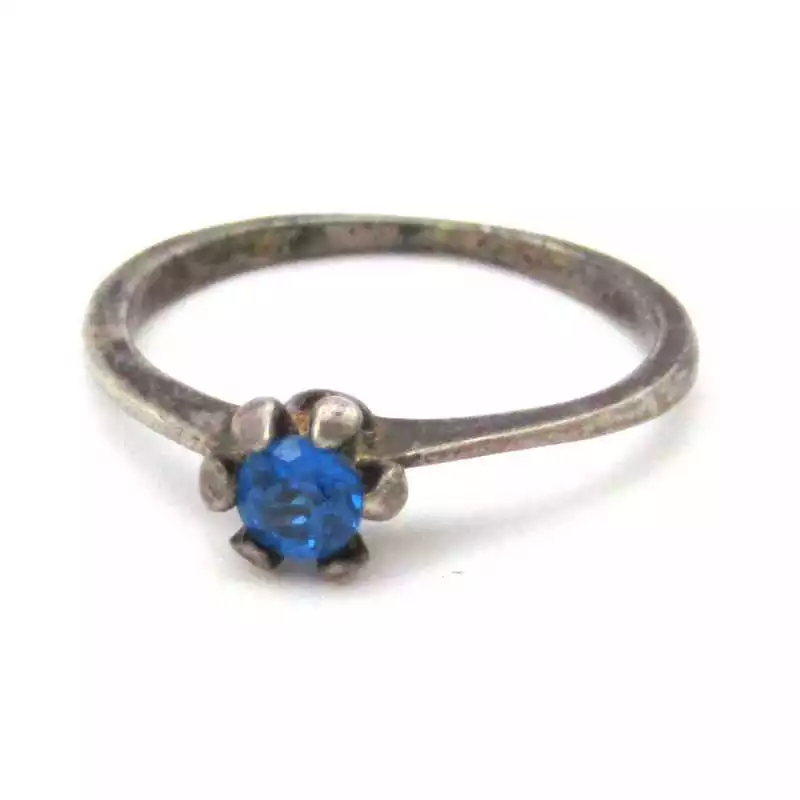 Stříbrný prsten se safírem