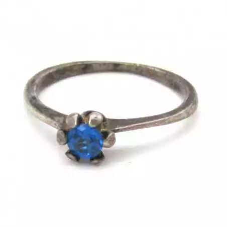 Stříbrný prsten se safírem