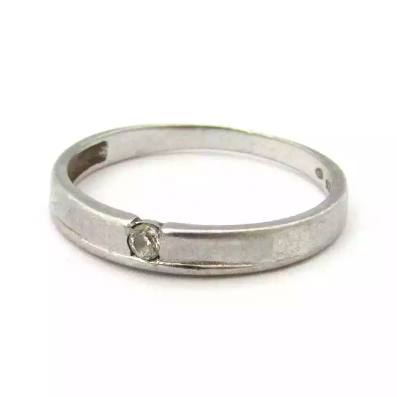 Stříbrný prsten s bílým safírem