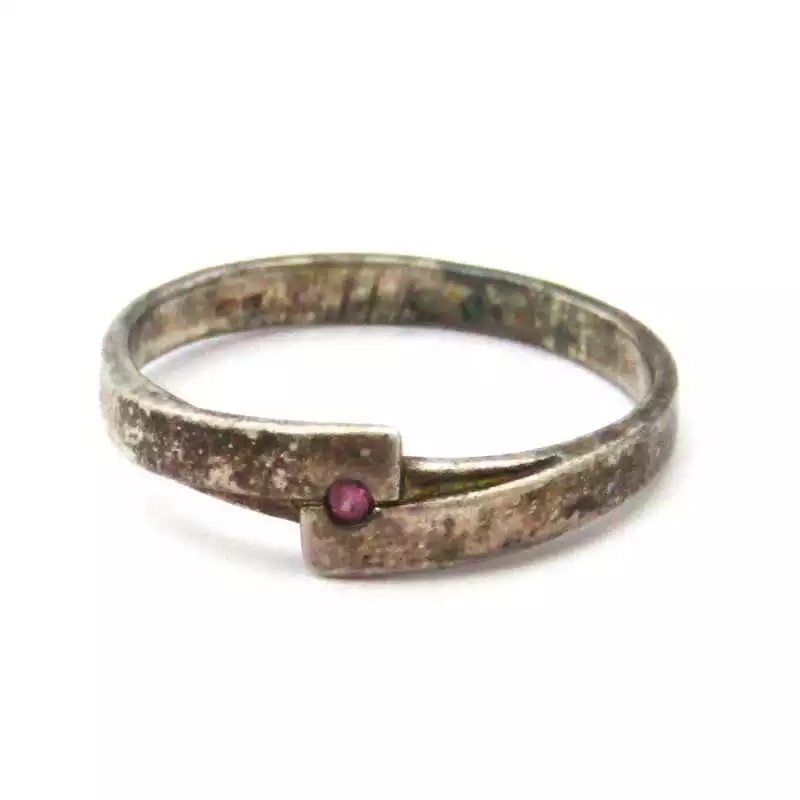 Stříbrný prsten s růžovým safírem