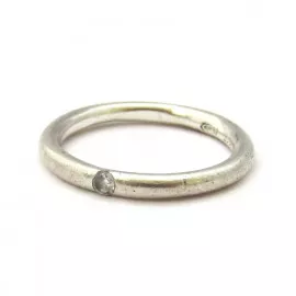 Stříbrný prsten s bílým safírem