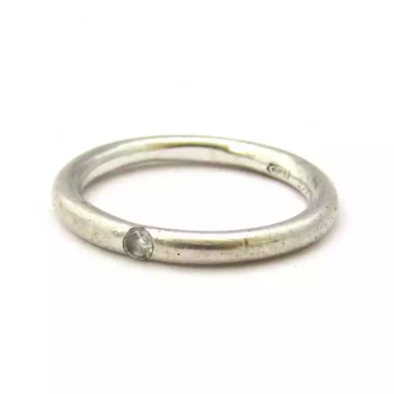 Stříbrný prsten s bílým safírem