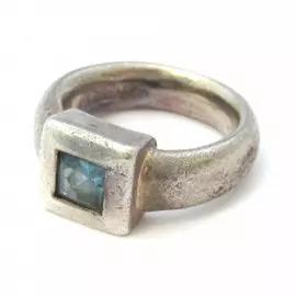 Stříbrný prsten s topazem