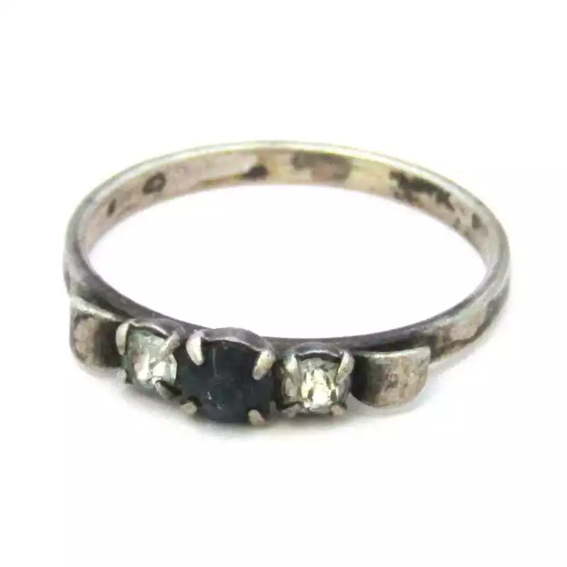 Stříbrný prsten se safírem