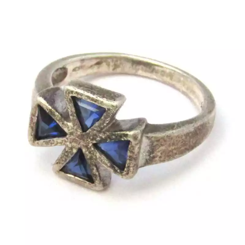 Stříbrný prsten s iolity