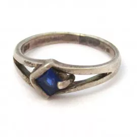 Stříbrný prsten s iolitem