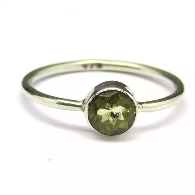 Stříbrný prsten s olivínem