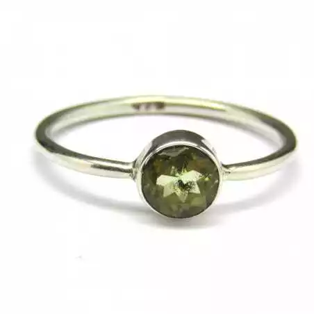 Stříbrný prsten s olivínem