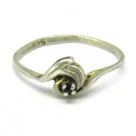 Stříbrný prsten se safírem