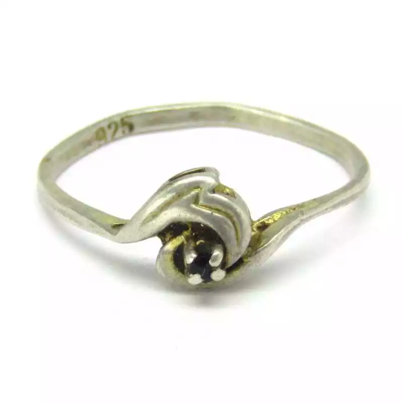 Stříbrný prsten se safírem