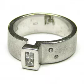 Stříbrný prsten se zirkony