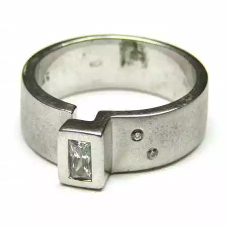 Stříbrný prsten se zirkony