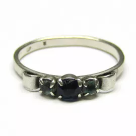 Stříbrný prsten se safírem