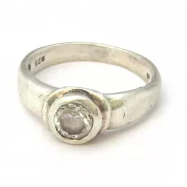 Stříbrný prsten s křišťálem