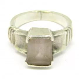 Stříbrný prsten s růženínem