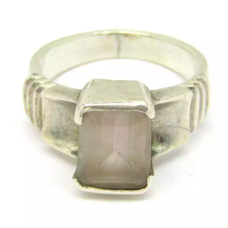 Stříbrný prsten s růženínem