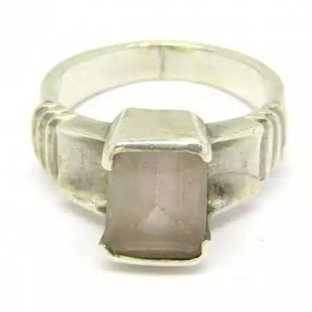 Stříbrný prsten s růženínem