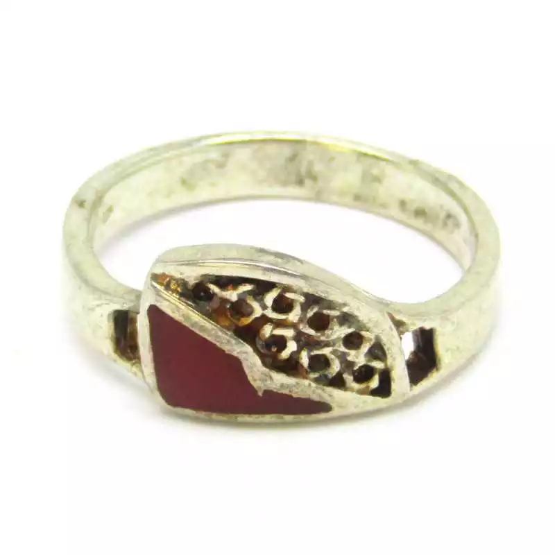 Stříbrný prsten s karneolem