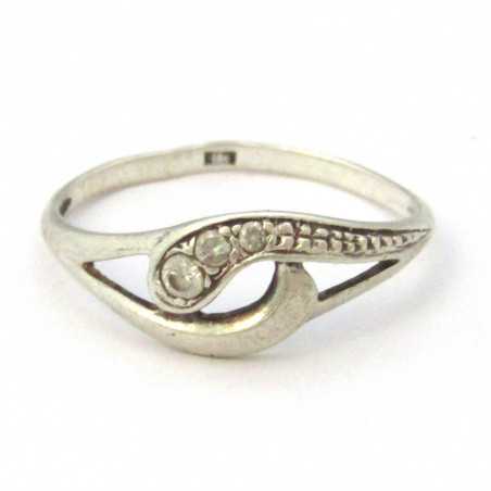 Stříbrný prsten s bílými topazy