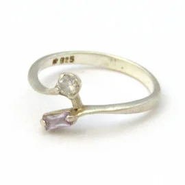 Stříbrný prsten s drahými kameny