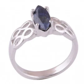 Stříbrný prsten se safírem